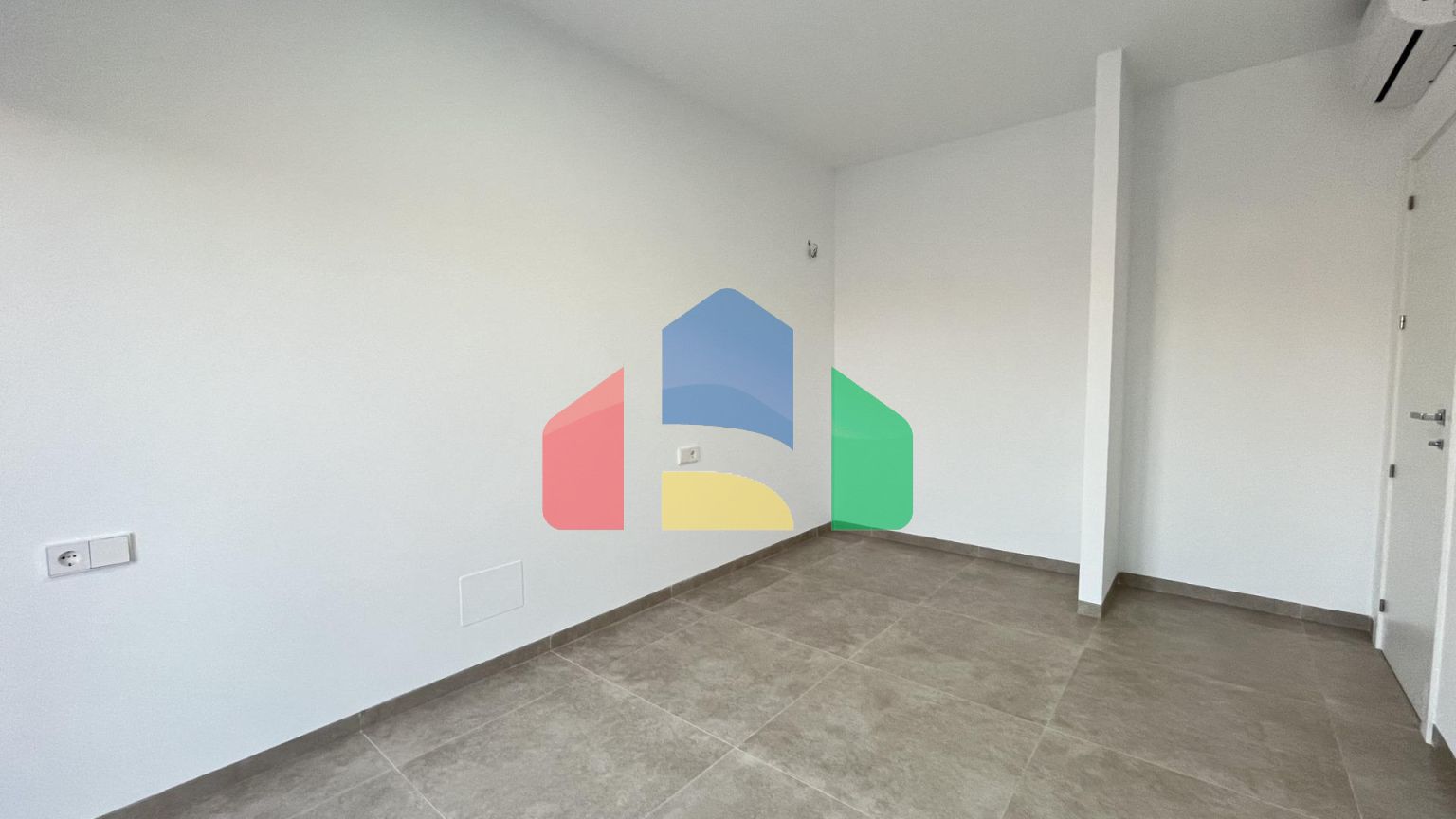 Новая вилла с частным бассейном, готовая к заселению, всего в 500 м от пляжа