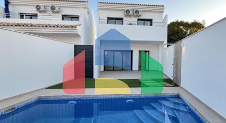 Новая вилла с частным бассейном, готовая к заселению, всего в 500 м от пляжа