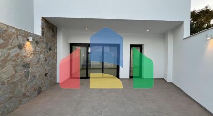 Новая вилла с частным бассейном, готовая к заселению, всего в 500 м от пляжа