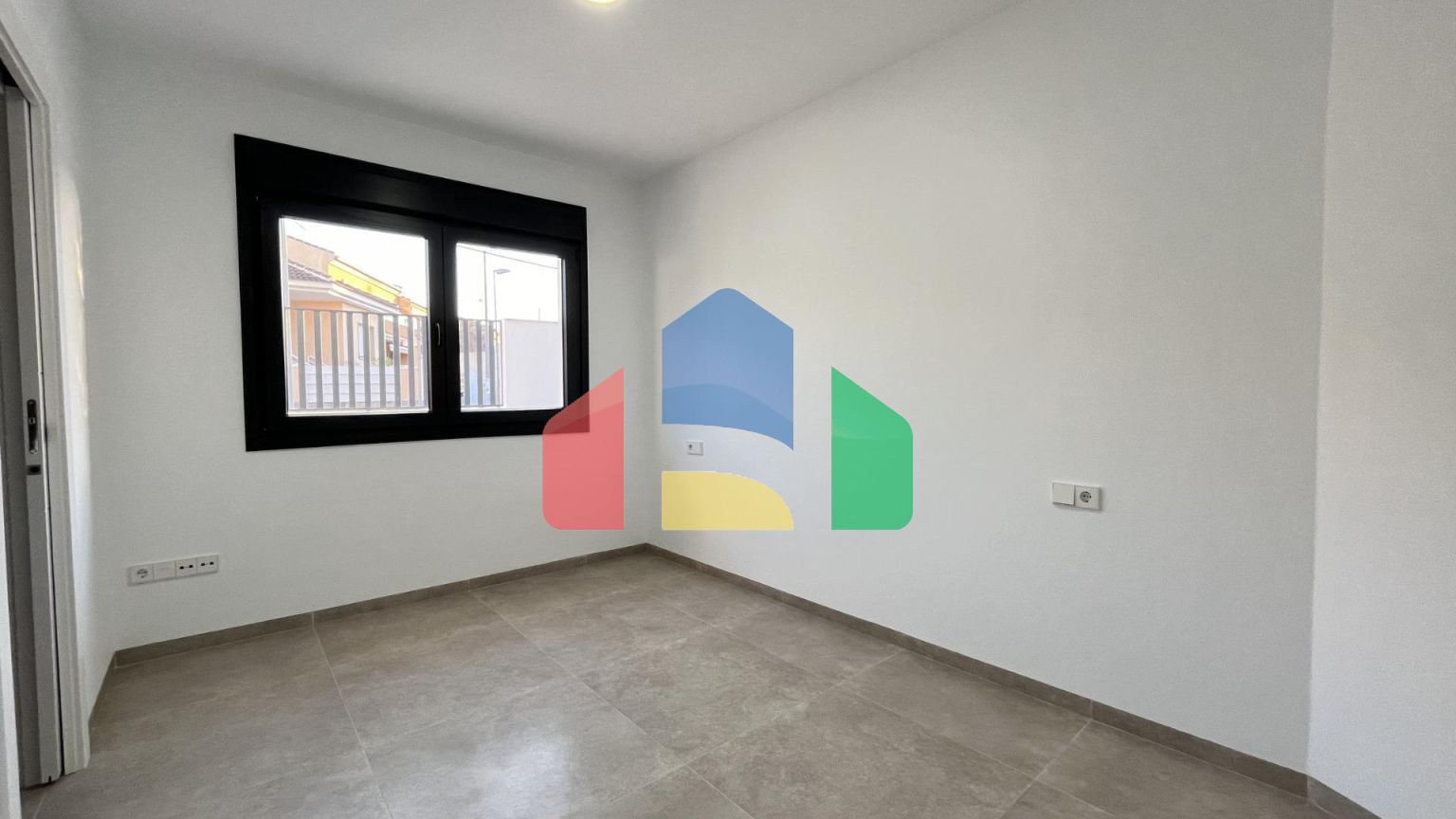 Новая вилла с частным бассейном, готовая к заселению, всего в 500 м от пляжа