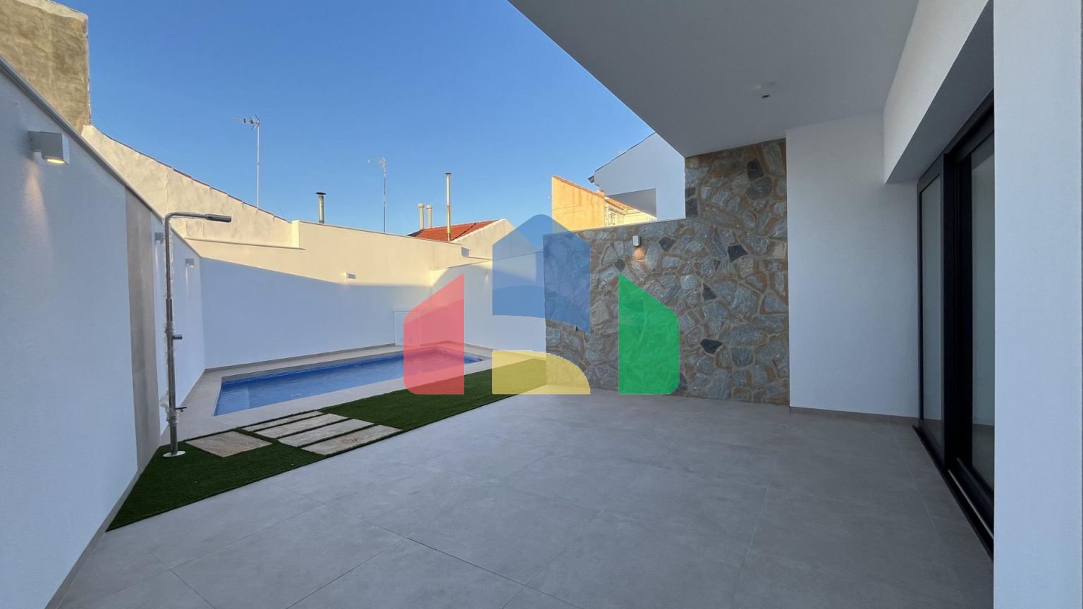 Новая вилла с частным бассейном, готовая к заселению, всего в 500 м от пляжа