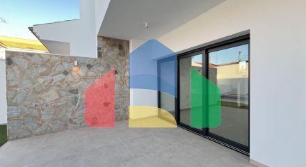 Новая вилла с частным бассейном, готовая к заселению, всего в 500 м от пляжа