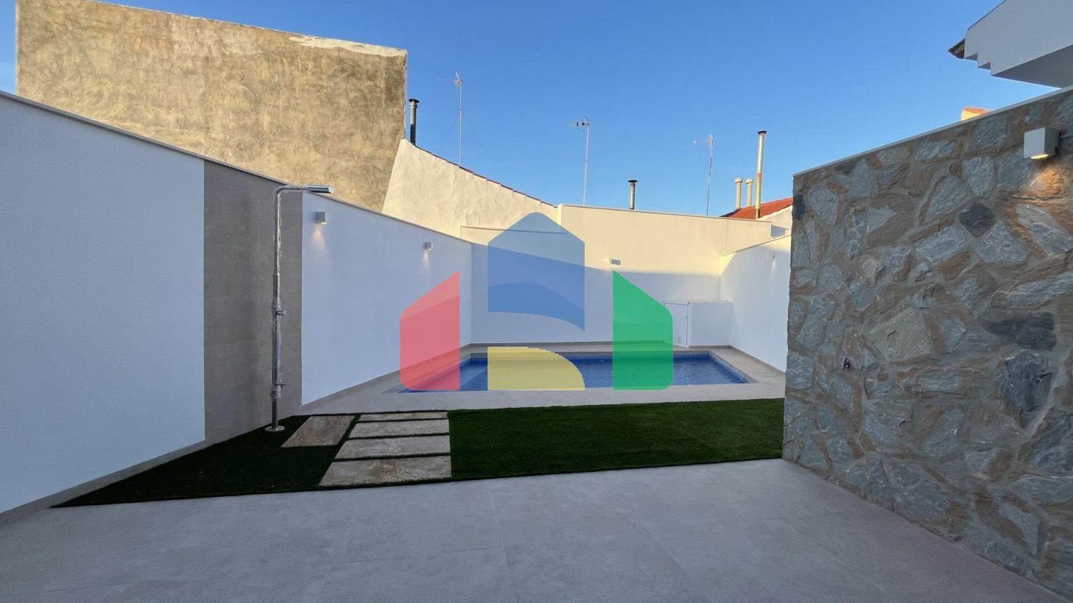 Новая вилла с частным бассейном, готовая к заселению, всего в 500 м от пляжа