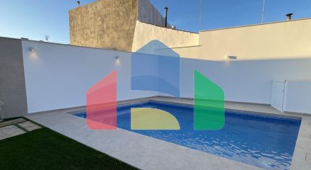 Новая вилла с частным бассейном, готовая к заселению, всего в 500 м от пляжа