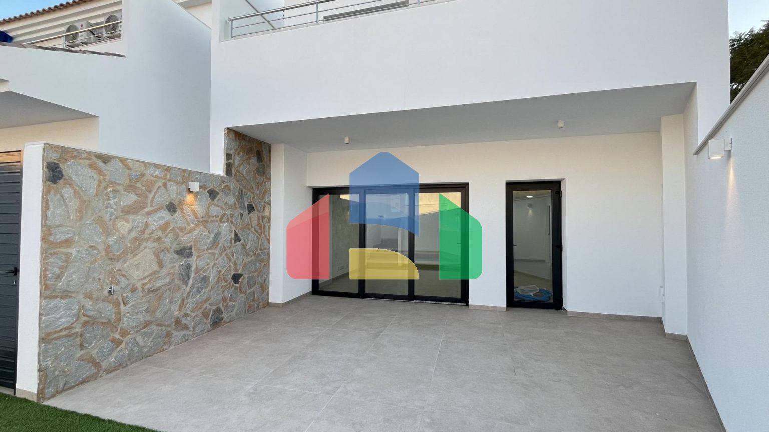 Новая вилла с частным бассейном, готовая к заселению, всего в 500 м от пляжа