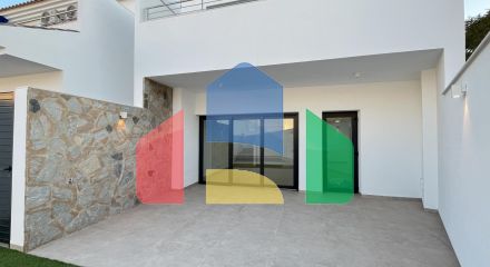 Новая вилла с частным бассейном, готовая к заселению, всего в 500 м от пляжа