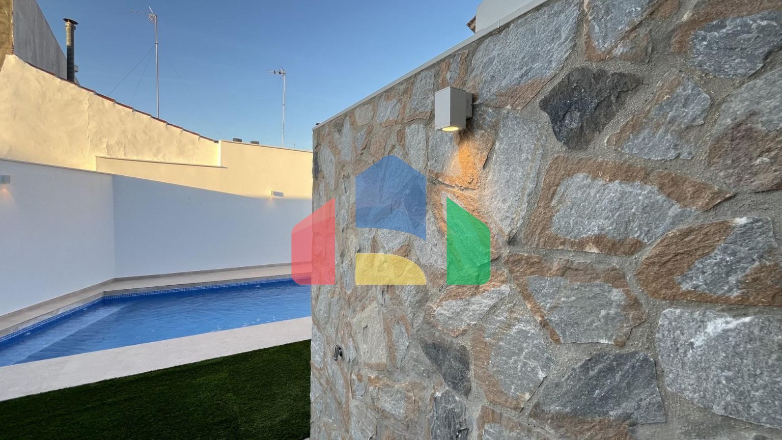 Новая вилла с частным бассейном, готовая к заселению, всего в 500 м от пляжа