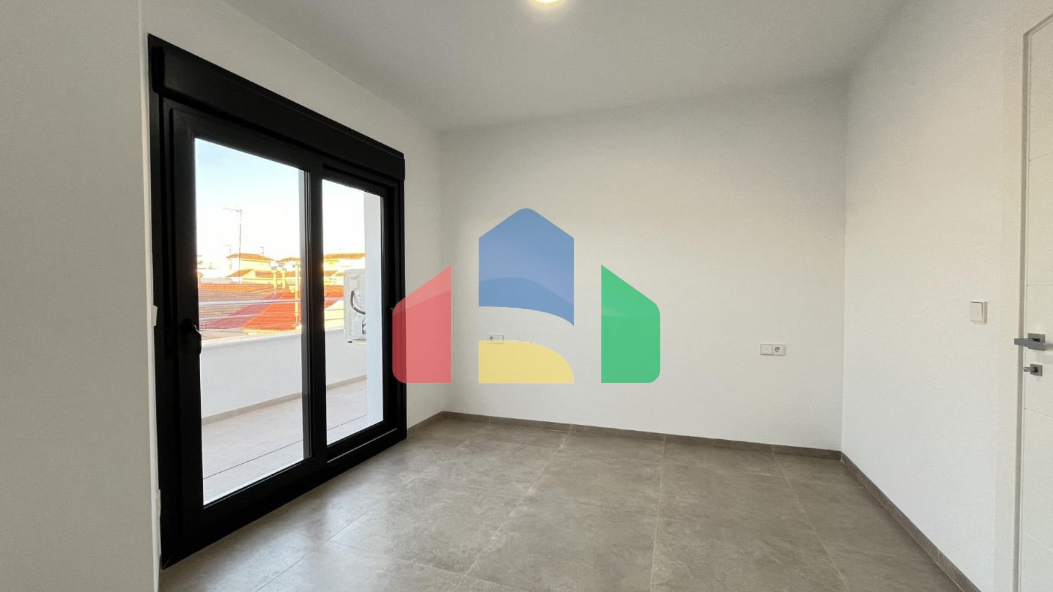 Новая вилла с частным бассейном, готовая к заселению, всего в 500 м от пляжа