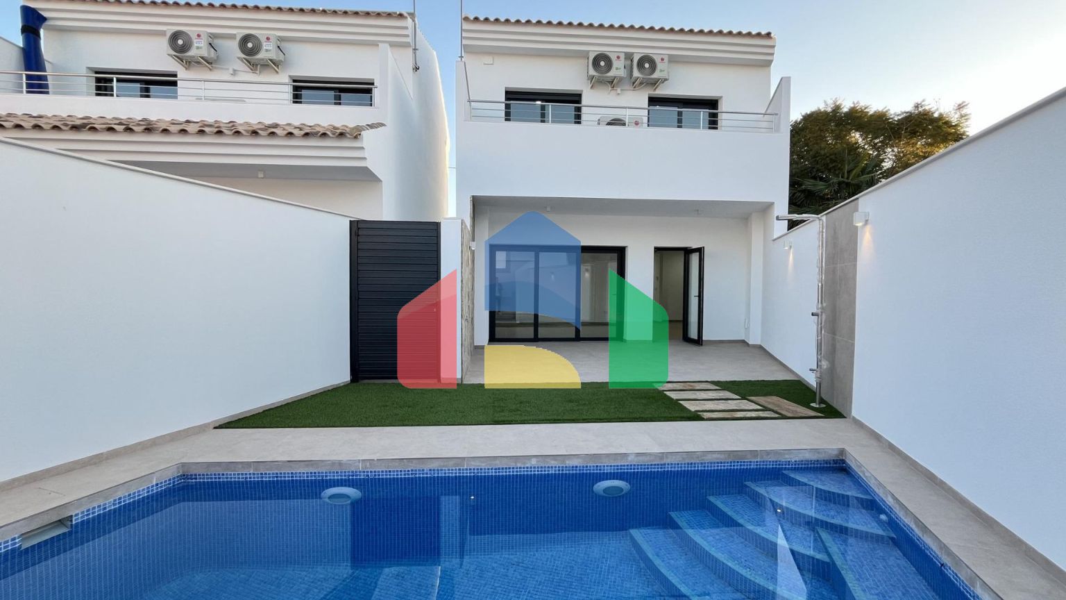 Новая вилла с частным бассейном, готовая к заселению, всего в 500 м от пляжа