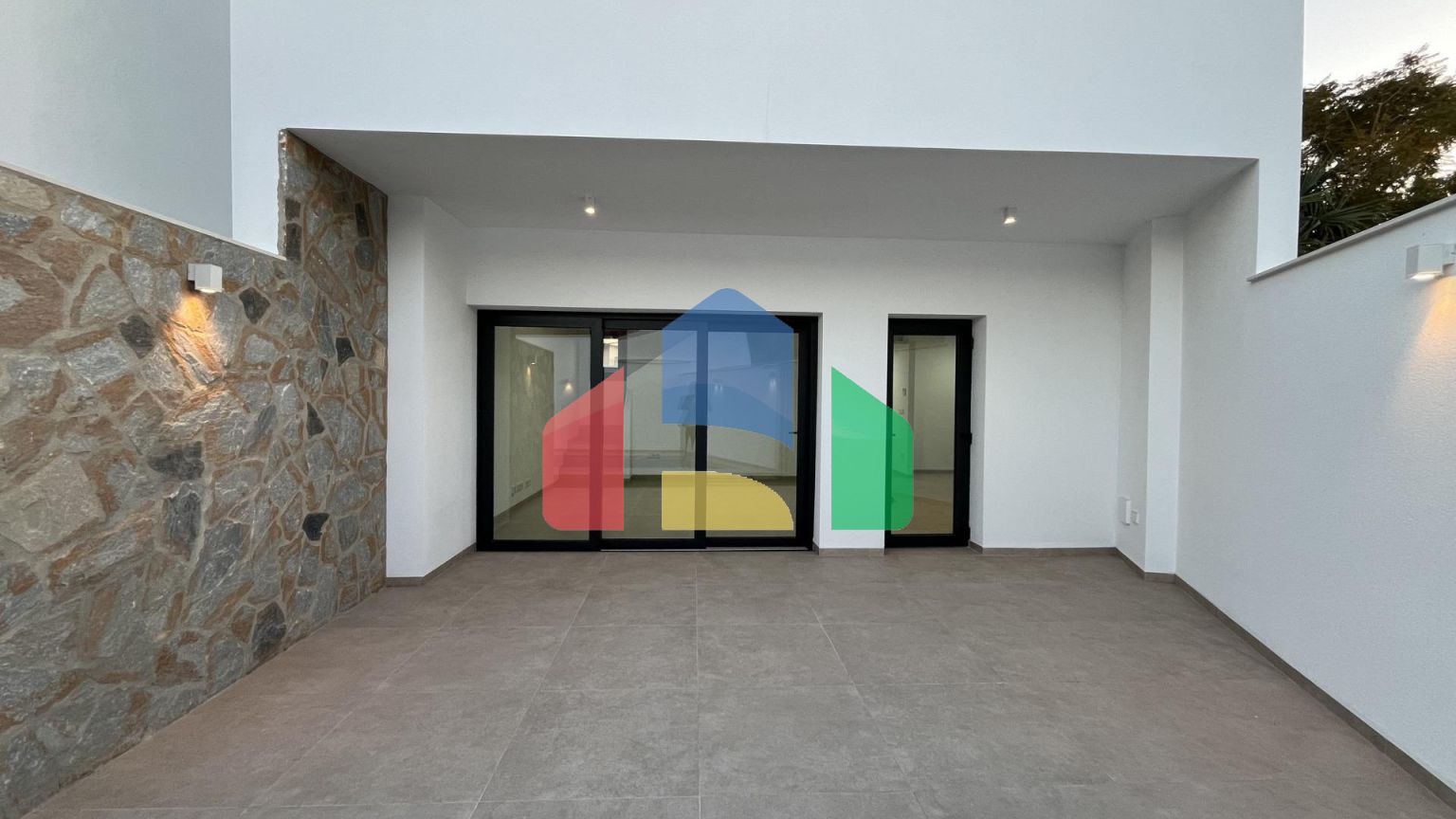 Новая вилла с частным бассейном, готовая к заселению, всего в 500 м от пляжа