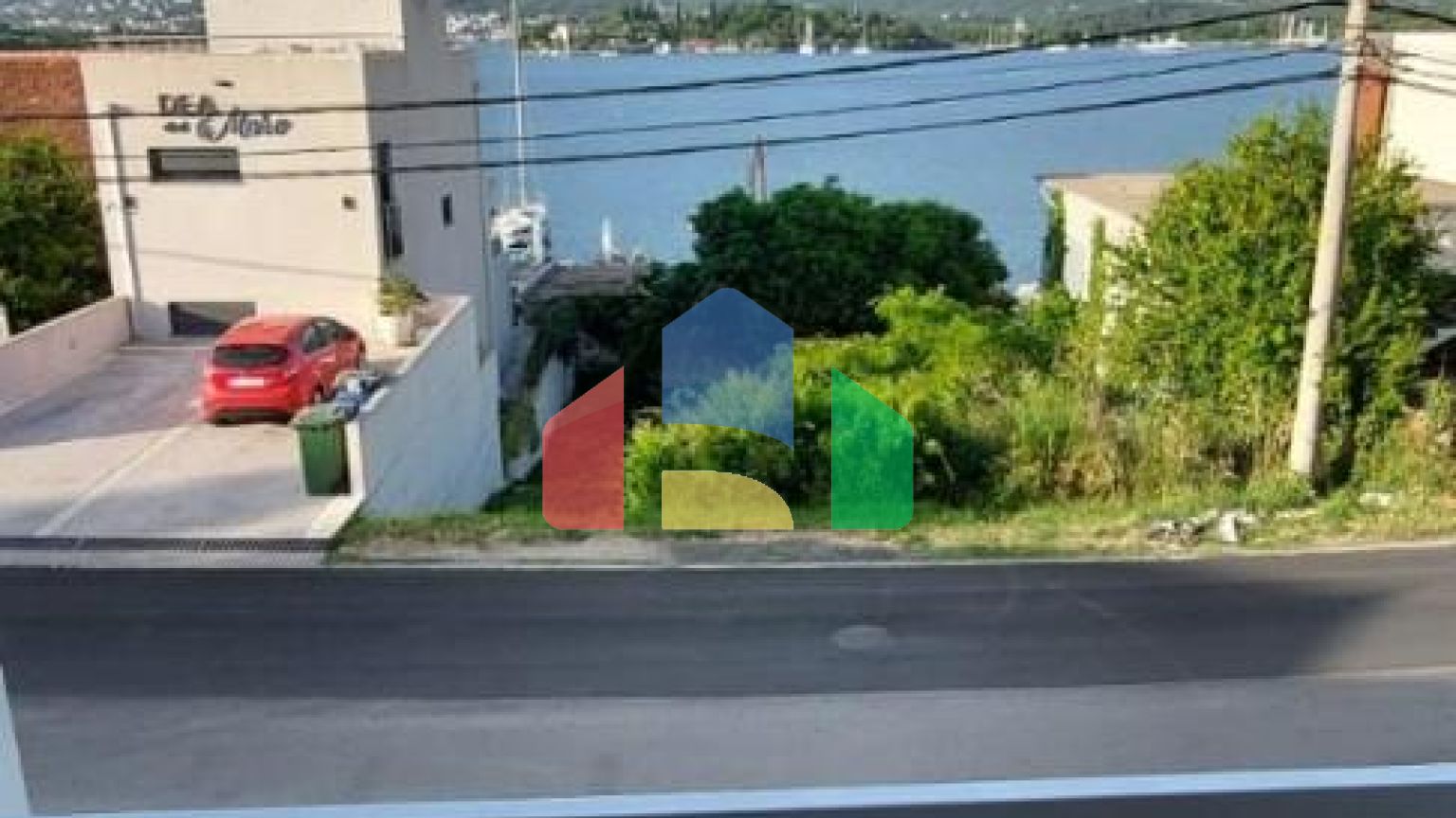 Современные таунхаусы, расположенные в красивом месте – полуострове Луштица.