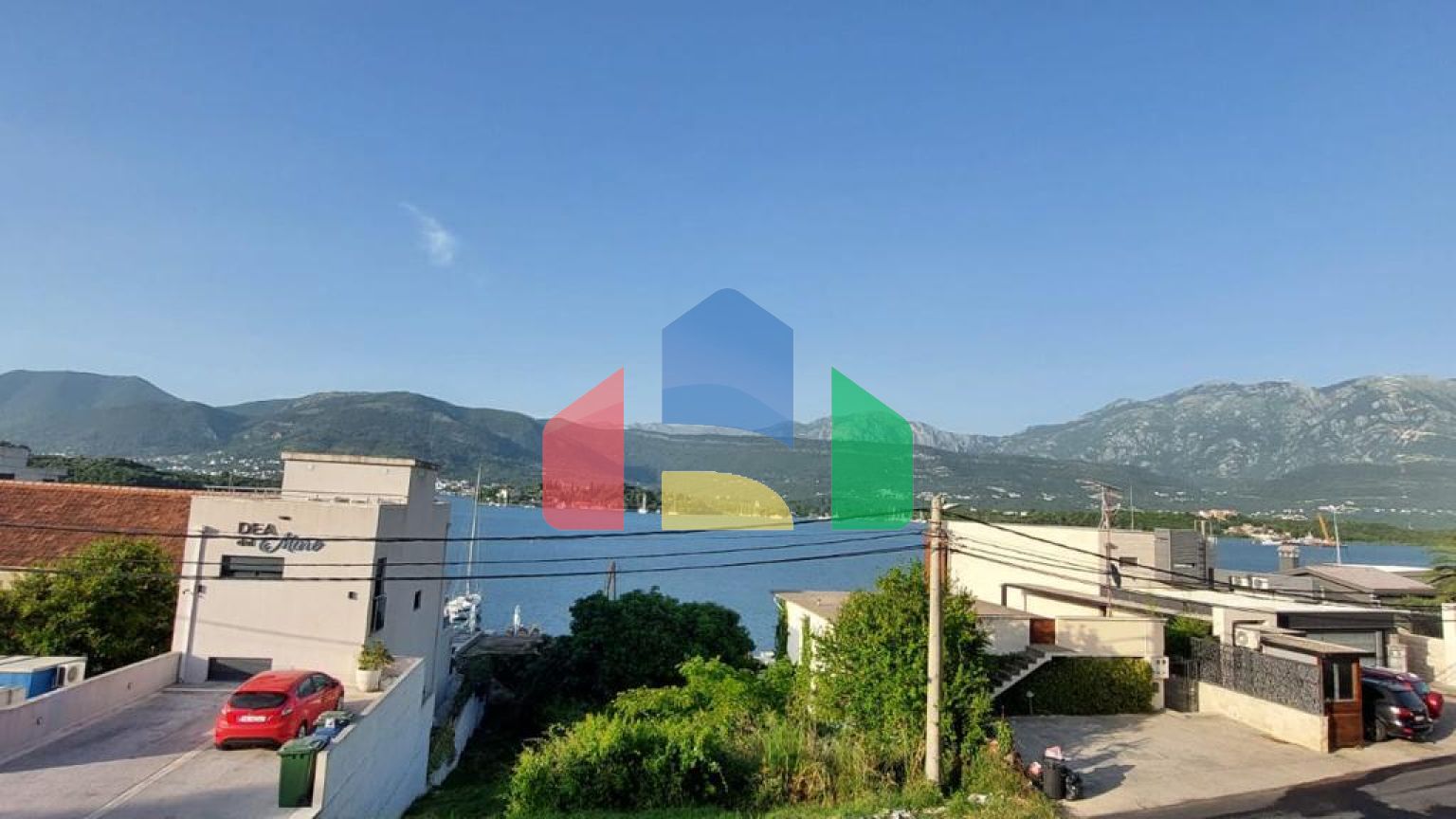 Современные таунхаусы, расположенные в красивом месте – полуострове Луштица.