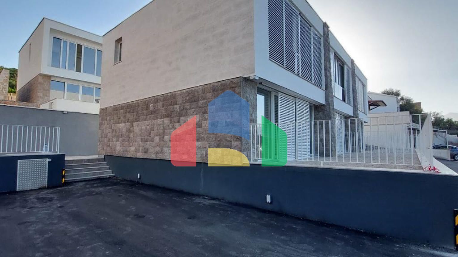 Современные таунхаусы, расположенные в красивом месте – полуострове Луштица.