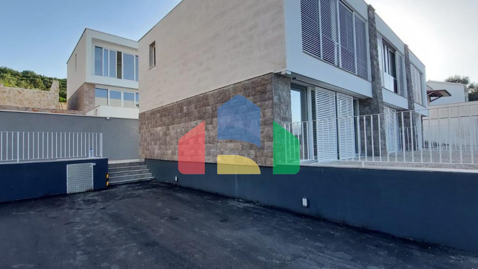 Современные таунхаусы, расположенные в красивом месте – полуострове Луштица.