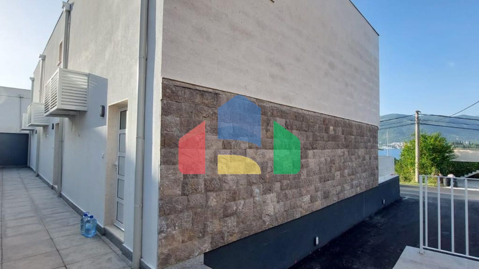 Современные таунхаусы, расположенные в красивом месте – полуострове Луштица.