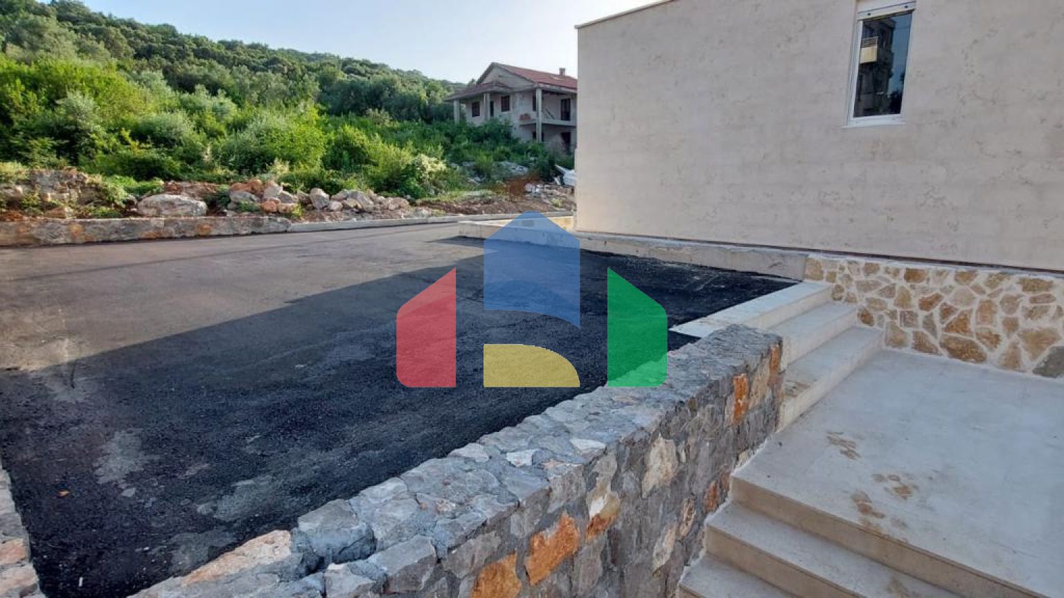 Современные таунхаусы, расположенные в красивом месте – полуострове Луштица.