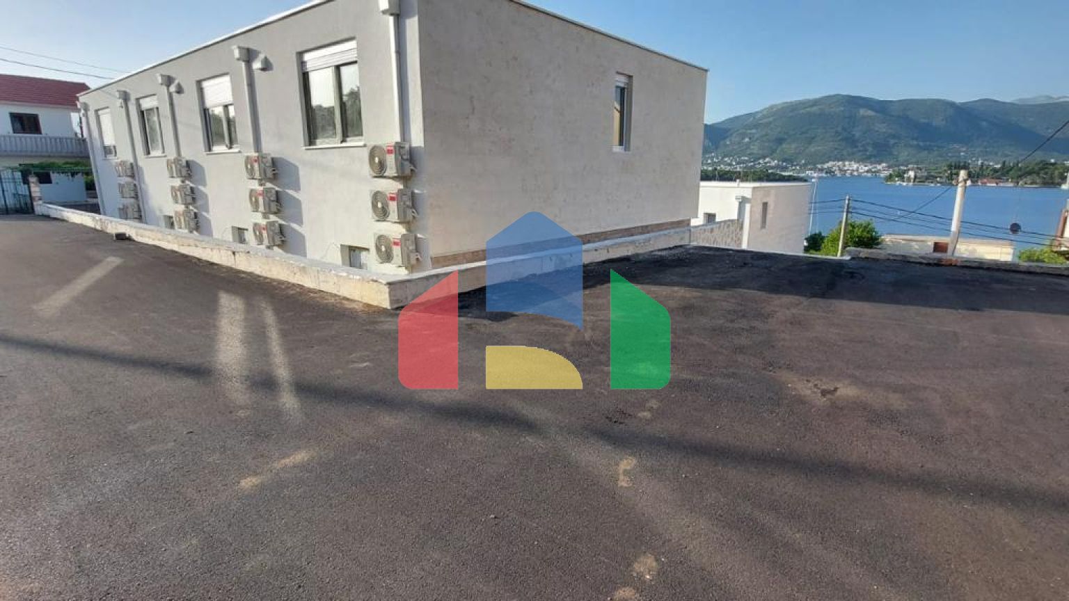 Современные таунхаусы, расположенные в красивом месте – полуострове Луштица.