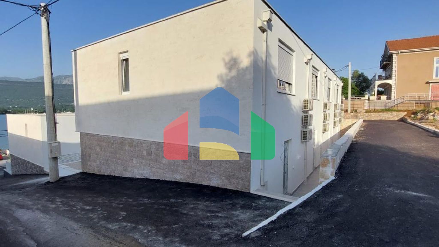 Современные таунхаусы, расположенные в красивом месте – полуострове Луштица.