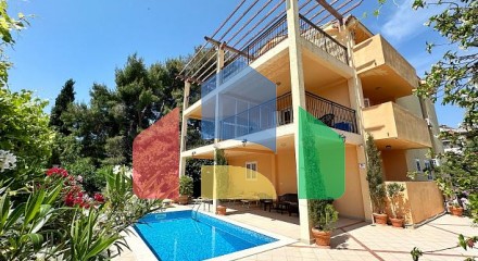 Вилла с бассейном и спа возле Lustica Bay