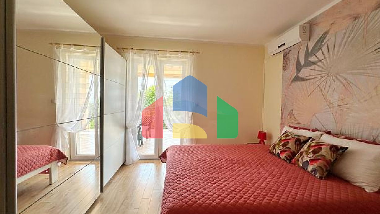 Вилла с бассейном и спа возле Lustica Bay