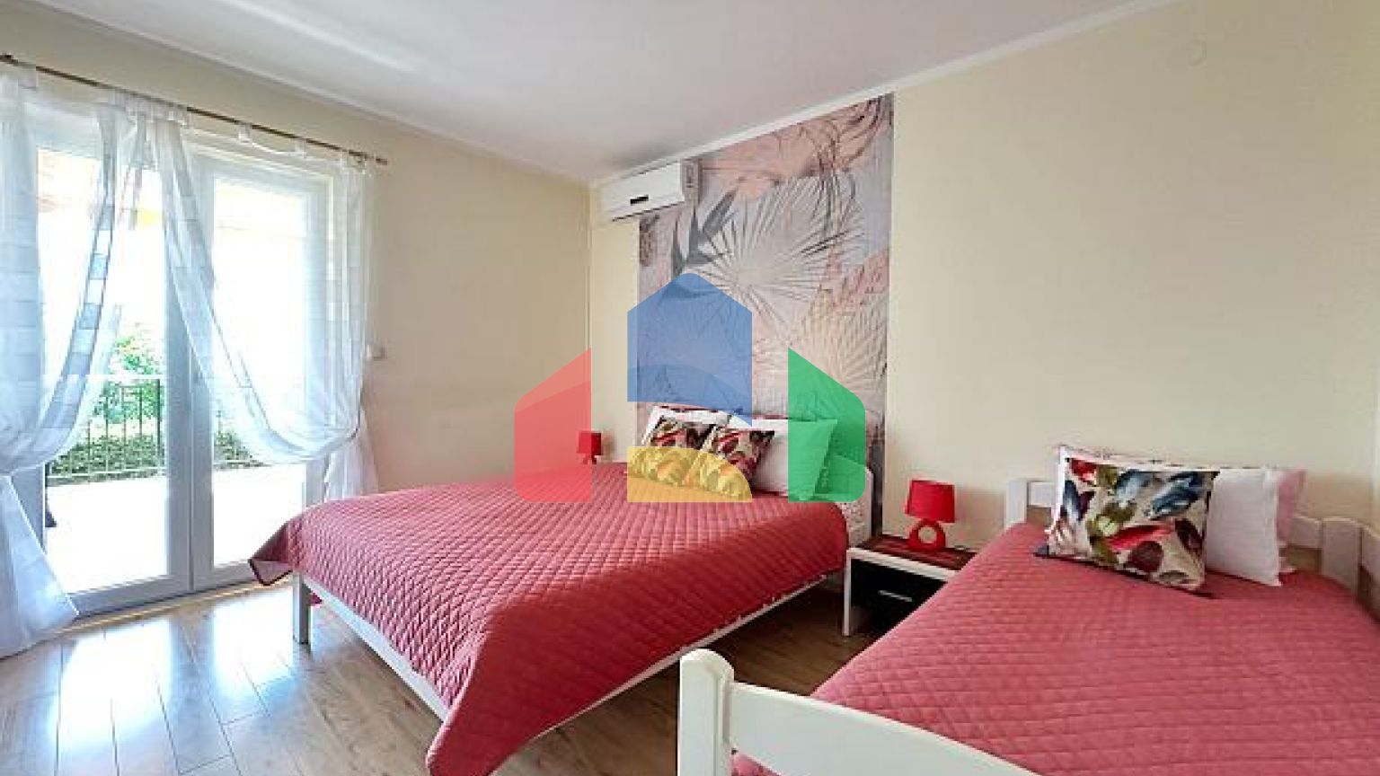 Вилла с бассейном и спа возле Lustica Bay