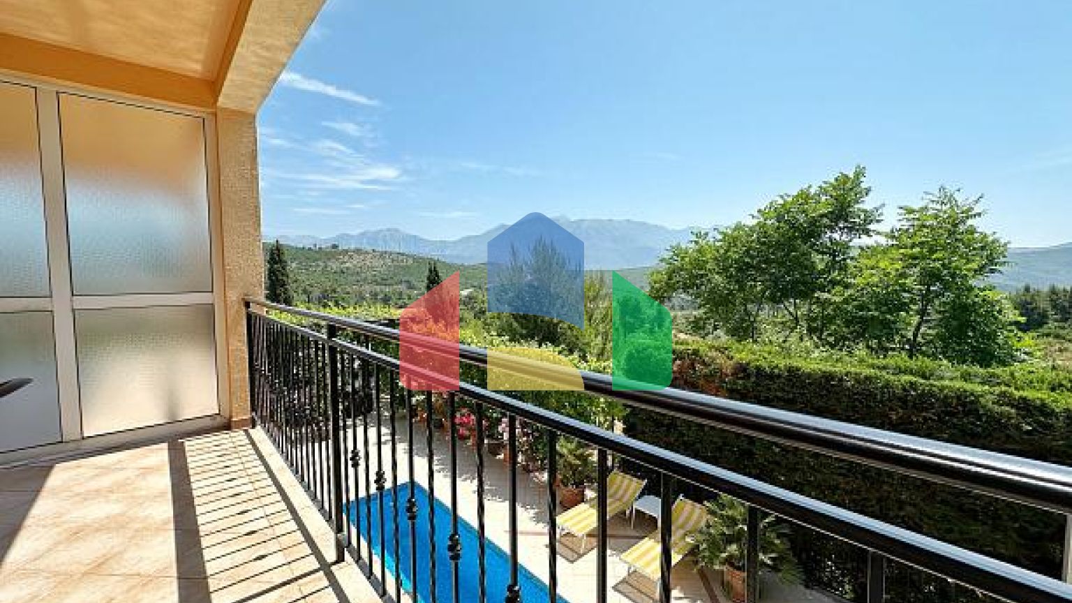 Вилла с бассейном и спа возле Lustica Bay