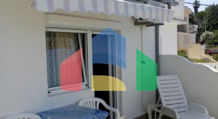 Большой трехэтажный дом в 150 метрах от моря в районе Крашичи, Тиват.