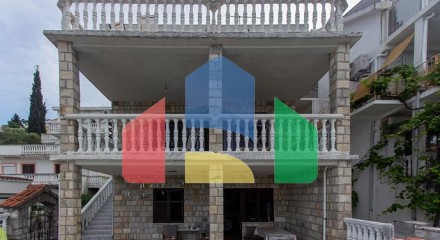 Дом в живописном районе Крашичи, идеально подходящий для комфортного проживания и отдыха