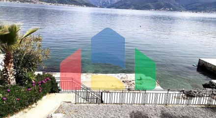 Квартира с панорамным видом на море на первой линии в Крашичи