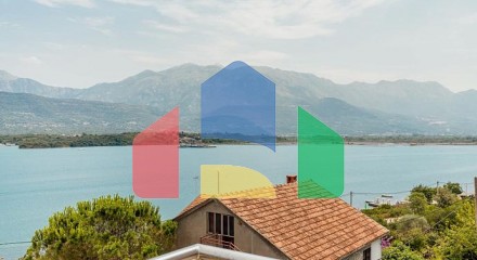 Двухкомнатная квартира с видом на море, 60 м от пляжа – Тиват