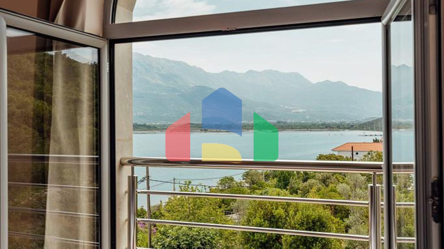 Двухкомнатная квартира с видом на море, 60 м от пляжа – Тиват