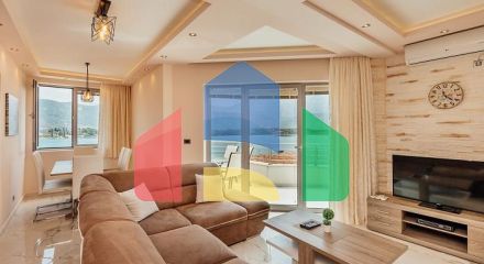 Двухкомнатная квартира с видом на море, 60 м от пляжа – Тиват