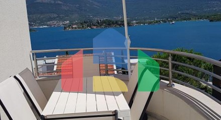 Двухкомнатная квартира с видом на море, 60 м от пляжа – Тиват