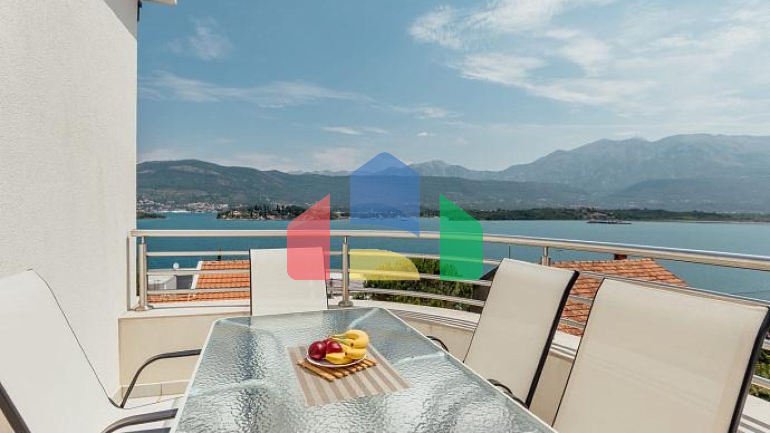 Двухкомнатная квартира с видом на море, 60 м от пляжа – Тиват