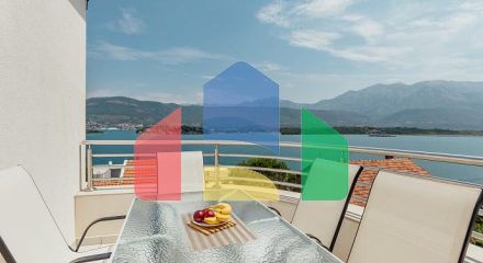 Двухкомнатная квартира с видом на море, 60 м от пляжа – Тиват