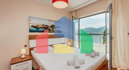 Двухкомнатная квартира с видом на море, 60 м от пляжа – Тиват