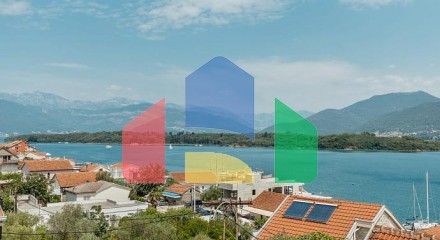Двухкомнатная квартира с видом на море, 60 м от пляжа – Тиват