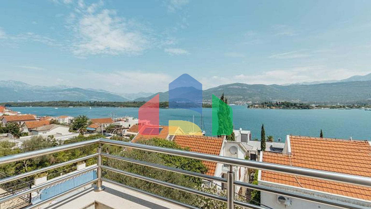 Двухкомнатная квартира с видом на море, 60 м от пляжа – Тиват