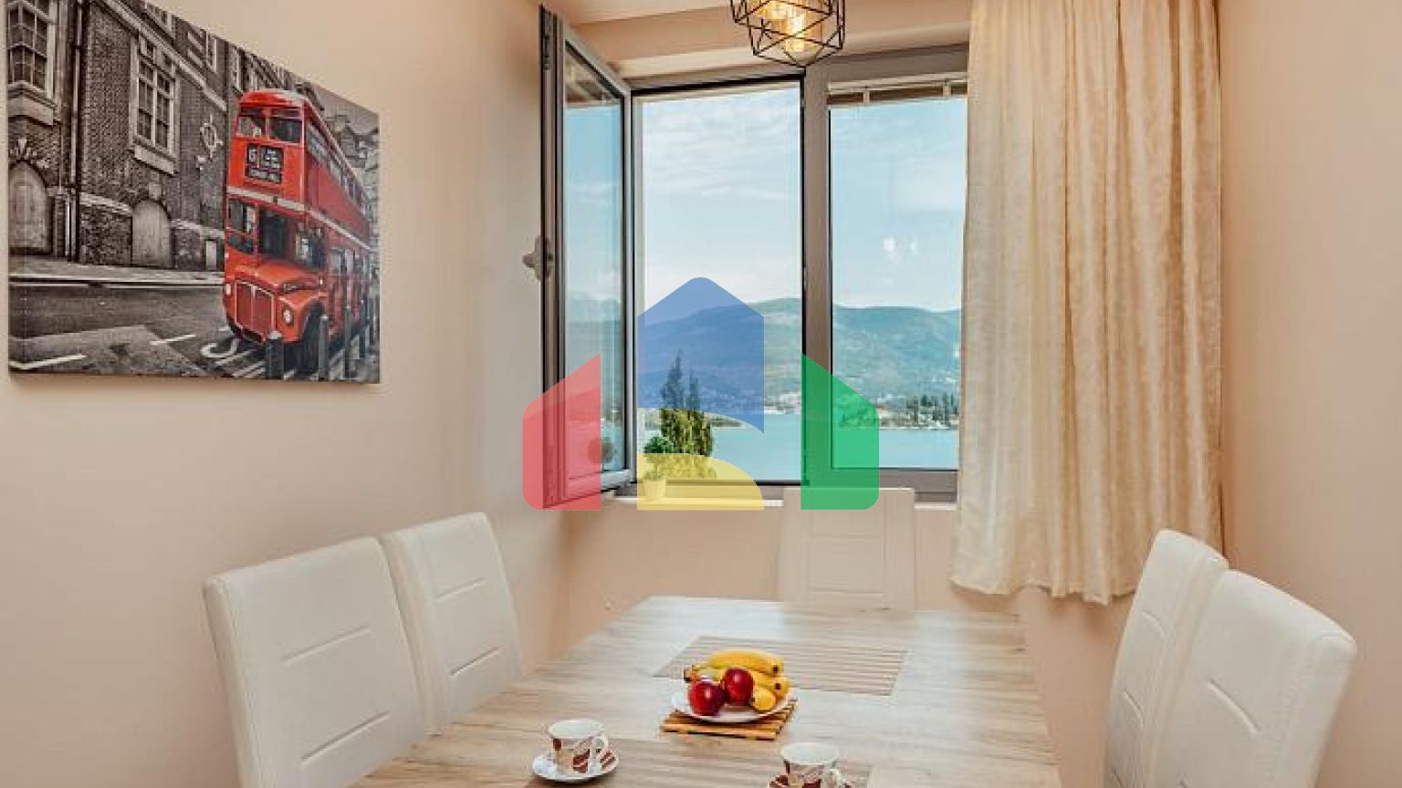 Двухкомнатная квартира с видом на море, 60 м от пляжа – Тиват