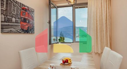 Двухкомнатная квартира с видом на море, 60 м от пляжа – Тиват