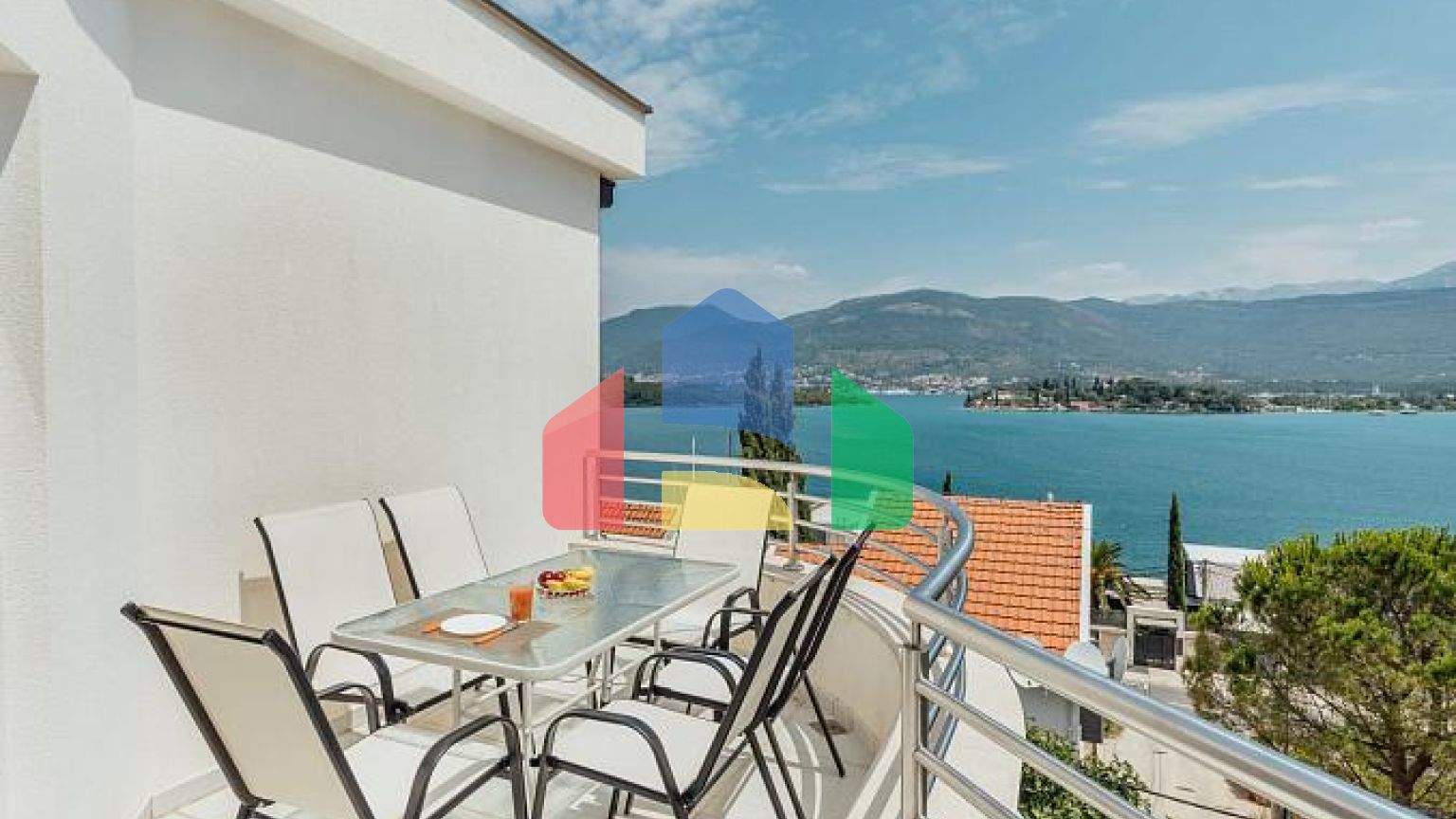 Двухкомнатная квартира с видом на море, 60 м от пляжа – Тиват