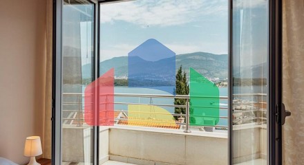 Двухкомнатная квартира с видом на море, 60 м от пляжа – Тиват