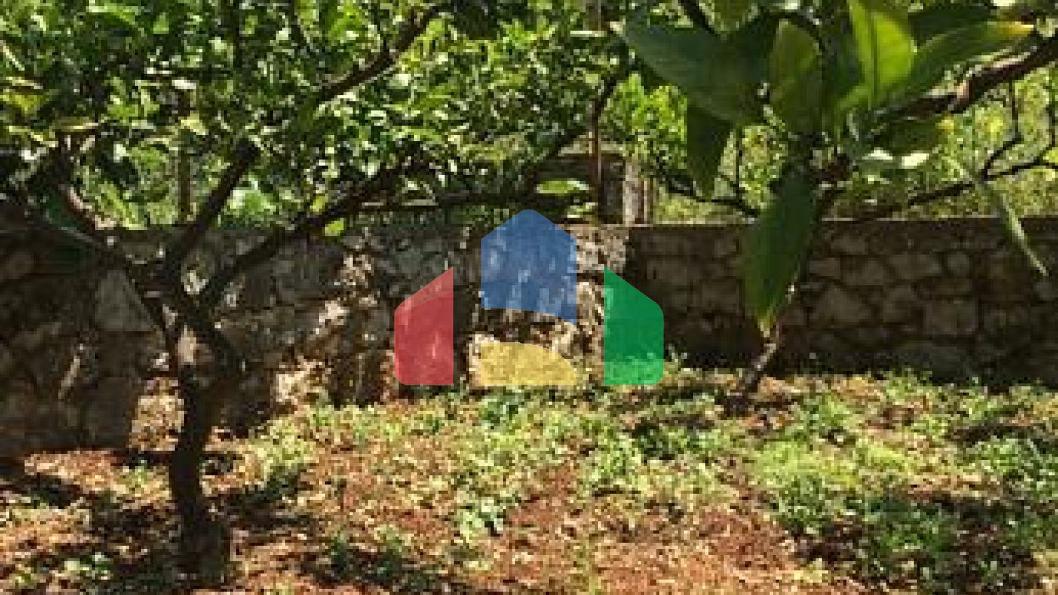 Участок с небольшим домом в Добре Воде