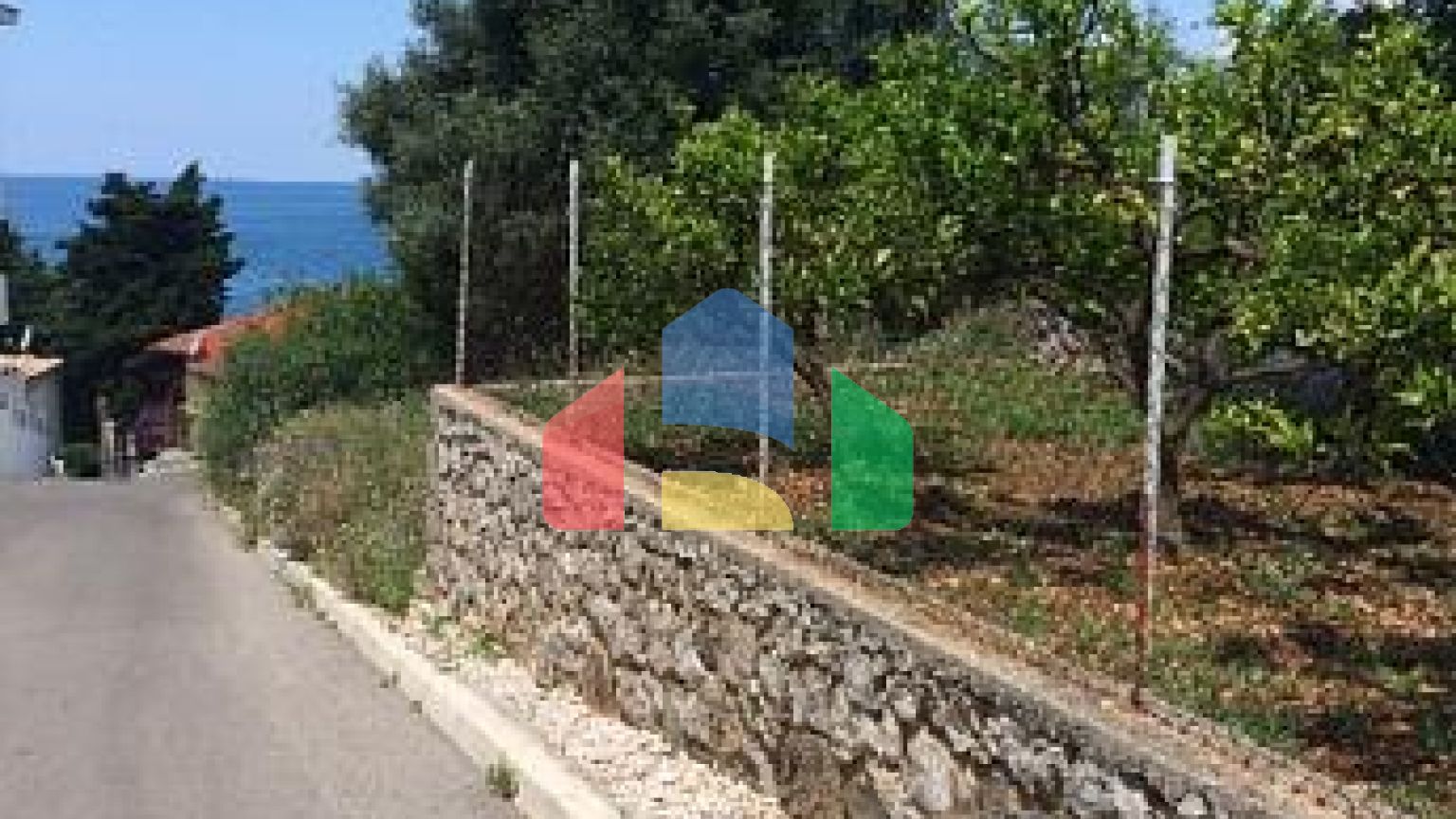 Участок с небольшим домом в Добре Воде