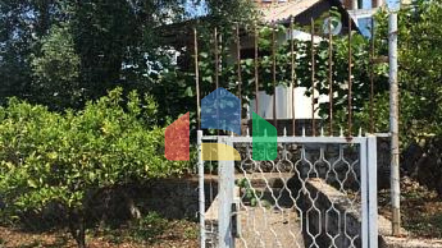 Участок с небольшим домом в Добре Воде