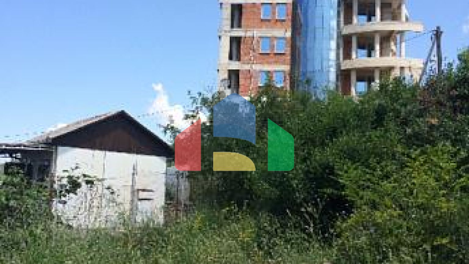 Участок с небольшим домом в Добре Воде