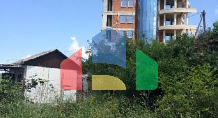 Участок с небольшим домом в Добре Воде