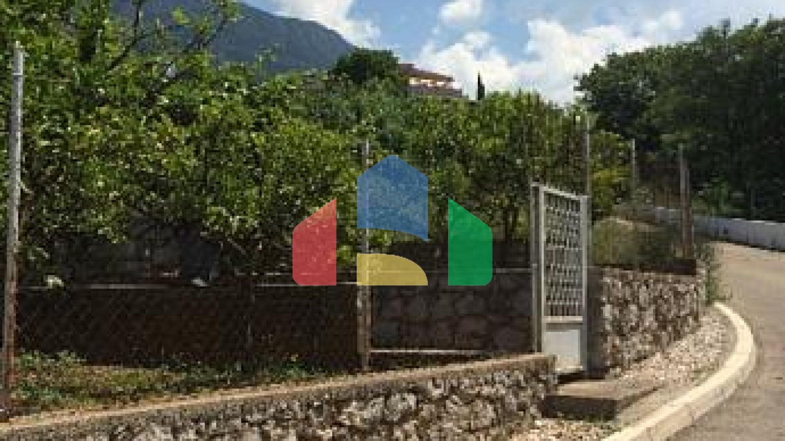 Участок с небольшим домом в Добре Воде