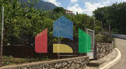 Участок с небольшим домом в Добре Воде