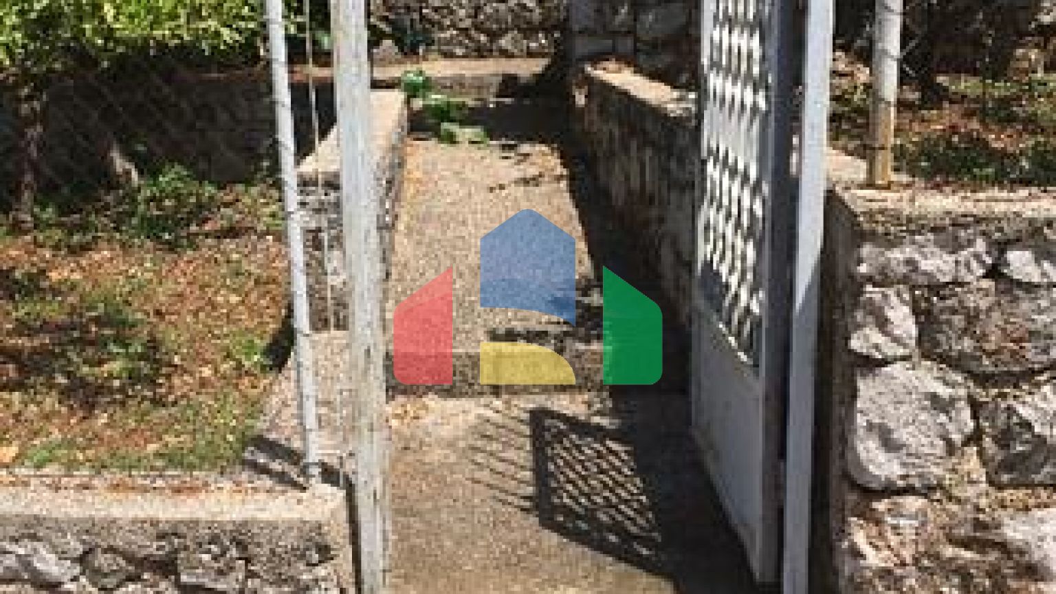 Участок с небольшим домом в Добре Воде